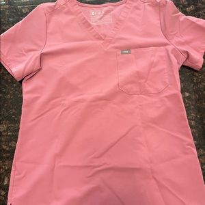 FIGS SCRUB TOP ONE POCKET CHALK PINK